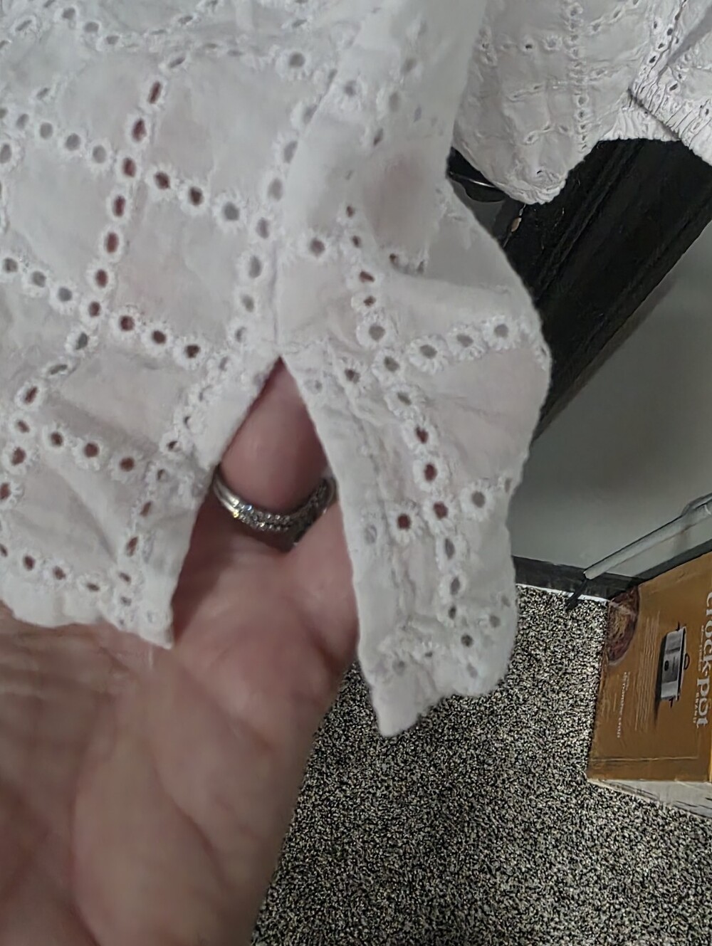 BANANA REPUBLIC Women's White Eyelet V-Neck Peasant Top Medium - Picture 4 of 5